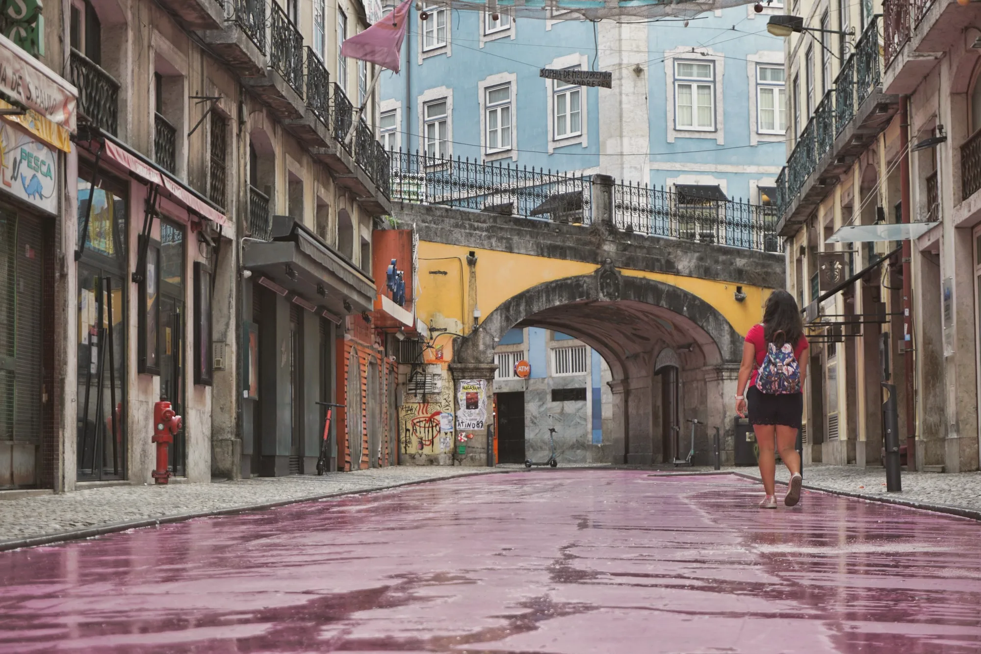 Rua Nova do Carvalho, the Pink Street, under its arch