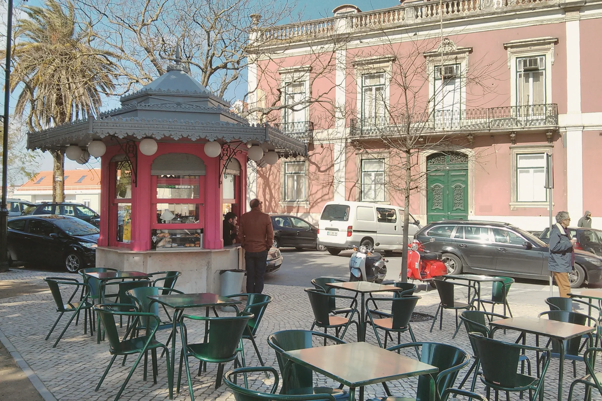 The kiosk café on Praça do Príncipe Real