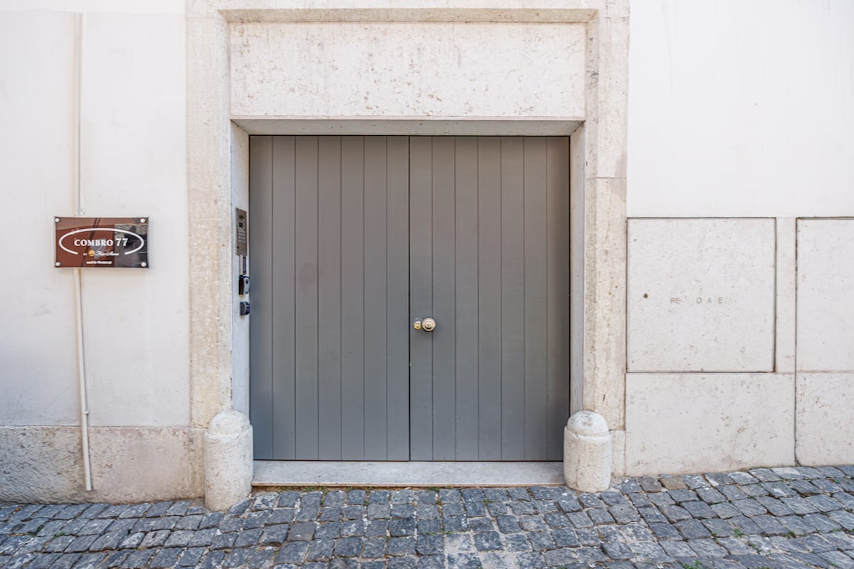 Building entrance on Calçada do Combro, cobbled street